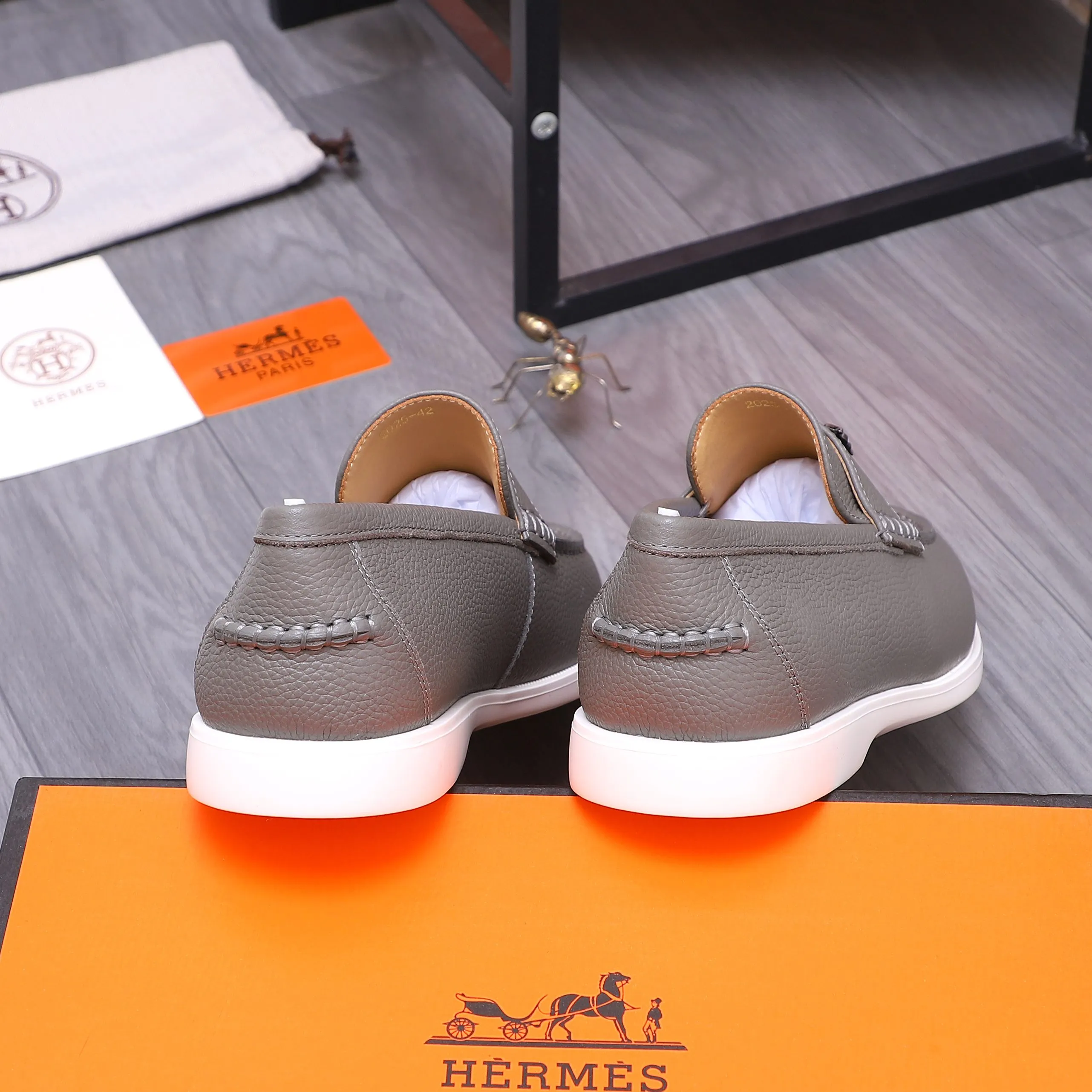 Men's shoes 💰p560 Product trademark: HERMES "Hermes" casual slip-on men's shoes. Regular size: 38-46 (45.46 is custom-made and non-returnable) Product materials: Selected pebbled cowhide upper, cowhide lining, original foam rubber ultra-light sole